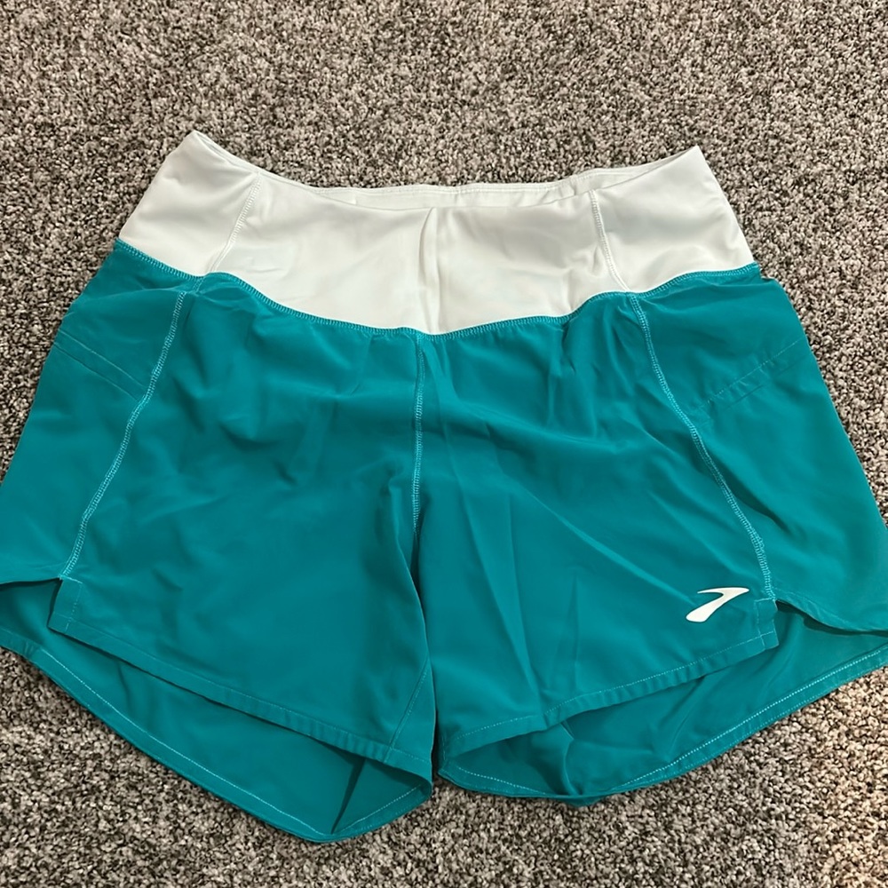 Brooks Chaser 5” shorts - small